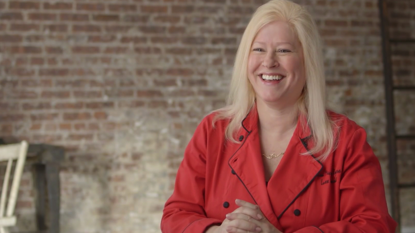 Une femme qui sourit